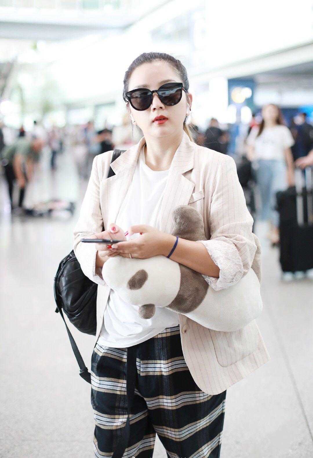 何洁同款红色格子西装,何洁穿宽松西装