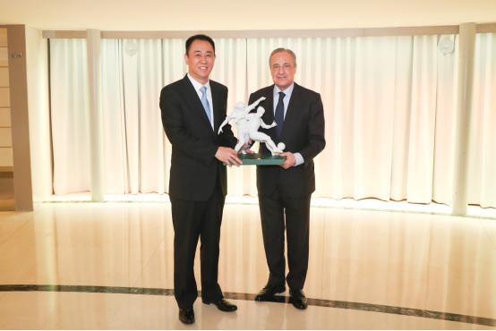 许家印观战恒大马德里足球冠军赛决赛勉励小将为国争光