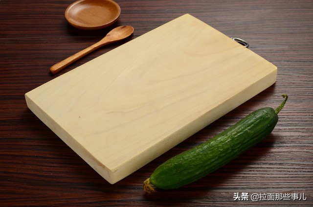 同样的菜板重的好还是轻的好,不同实木材质菜板的优缺点