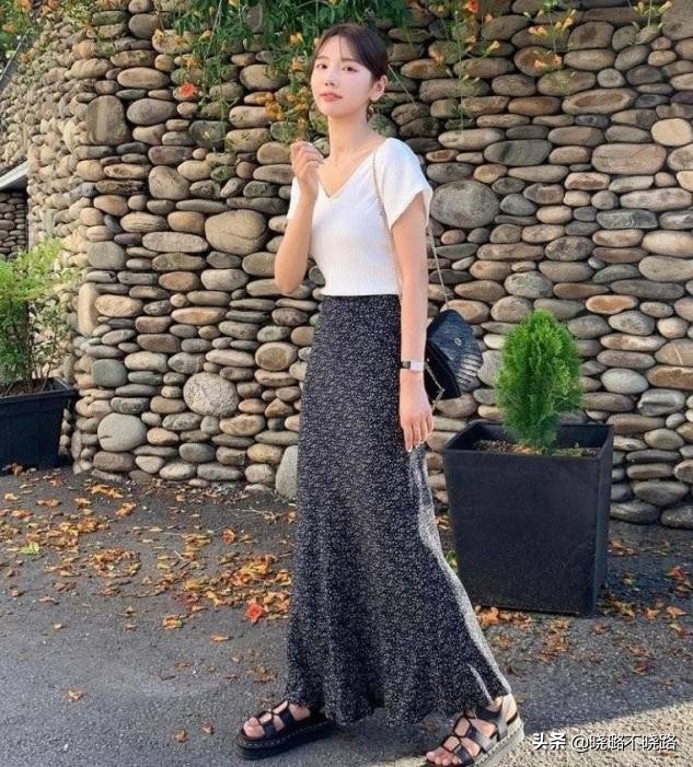 今年流行的t恤裤子搭配2021夏天,今年流行的宽松t恤搭配女