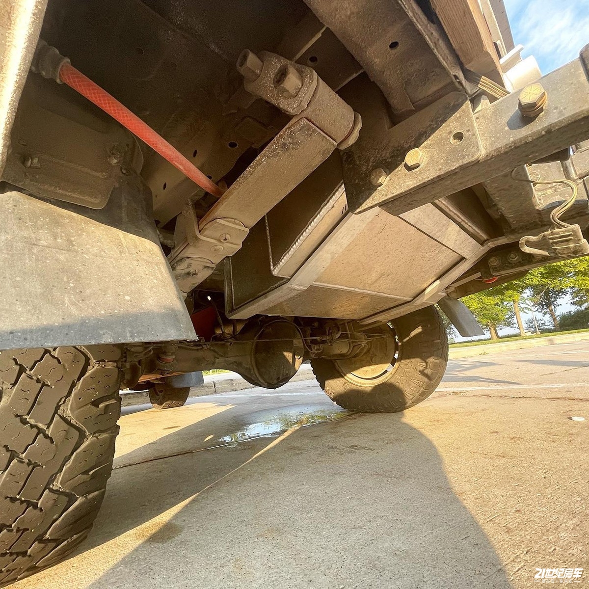 小伙买八手车,小伙买了6米8房车