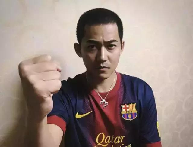 巴萨丢球搞小动作,巴萨布斯克茨假摔偷笑