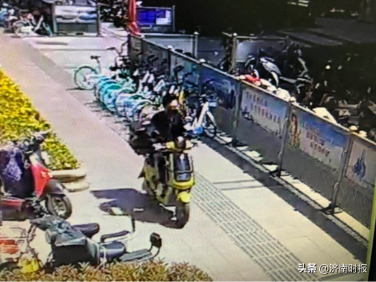 外卖小哥送餐途中配餐被偷,饿了外卖小哥偷吃