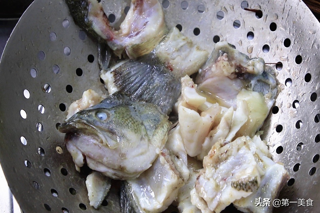 鲈鱼这个做法火了比清蒸的鲜香,鲈鱼不用清蒸这样做也很好吃