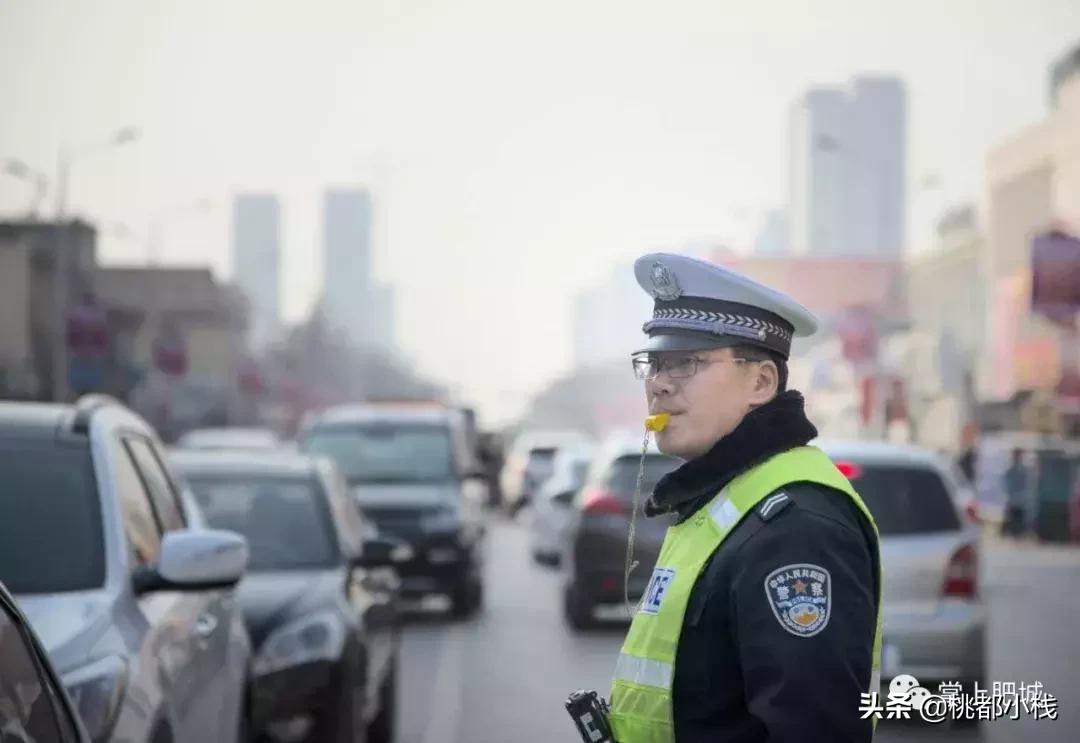 59岁了还在指挥交通！他已经从“蜀黎”变成了“爷爷