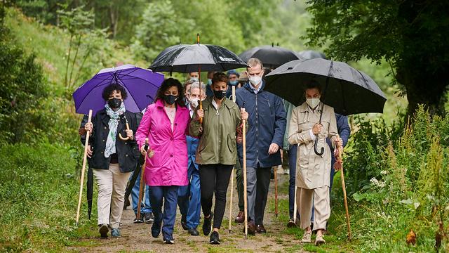 费莱夫妇重走来时路,莱后穿平底鞋健步如飞,搭配失策惨变五五分