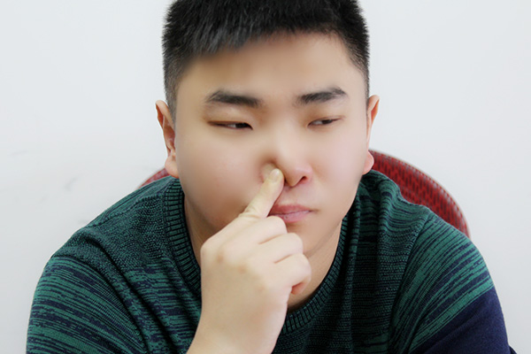 鼻子上挤出白色长条怎么解决,鼻子两侧每天都能挤出白色的东西