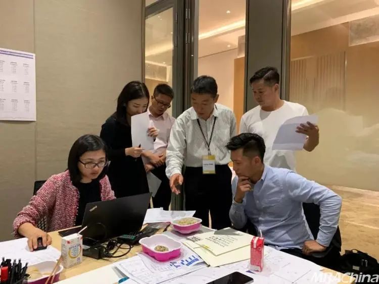 一个小镇姑娘逆袭,小镇青年逆袭的故事