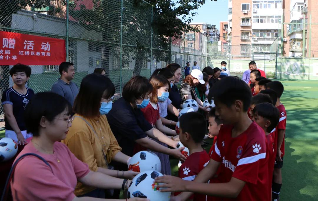 足球学校捐赠仪式新闻,足球公益活动进校园
