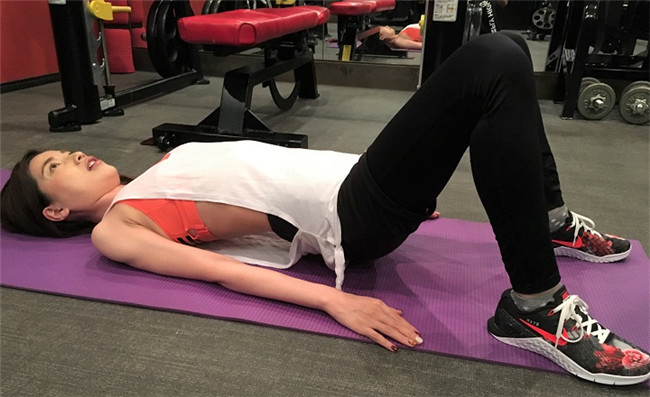 时尚女生追求的美臀操，在家就可以做，简单有效学起来吧！