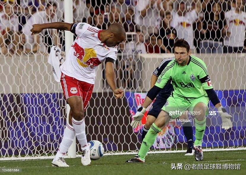 枪王加盟巴萨如愿获得欧冠，生涯唯一污点用手将法国队拍进世界杯