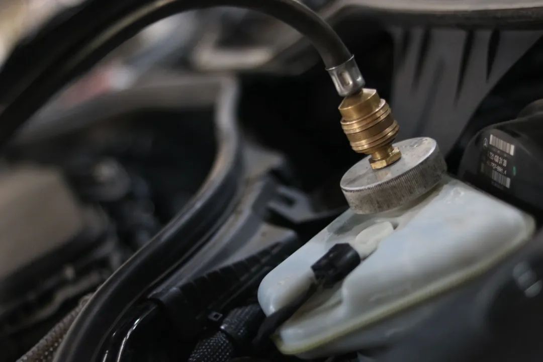 奔驰w221升级新款w222s450外观,老款奔驰w211e260翻新整备