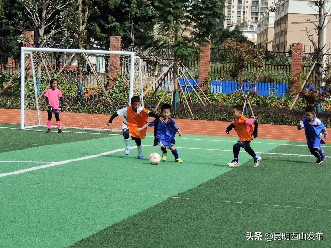 校园足球联赛充满激情,沙湾路小学班级足球联赛火热开赛