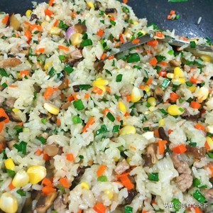 米饭加入豆泡里，做成客家糯米豆腐酿，好吃的很，方法在这拿走吧