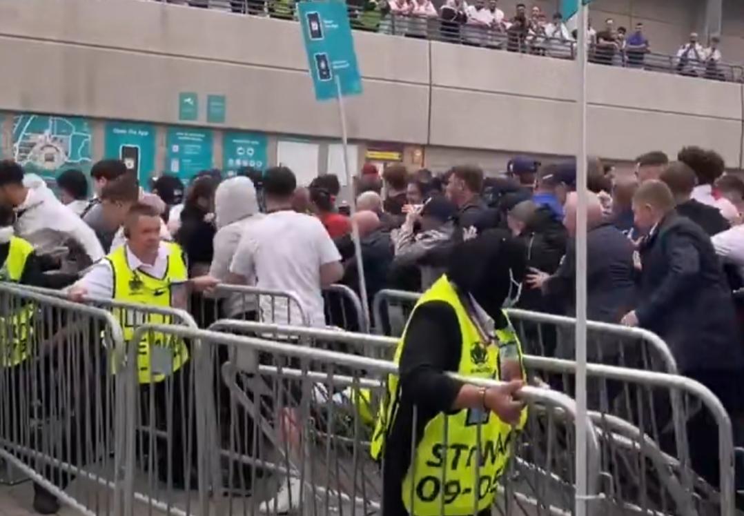 欧洲杯足球流氓,调侃欧洲杯足球流氓斗殴事件