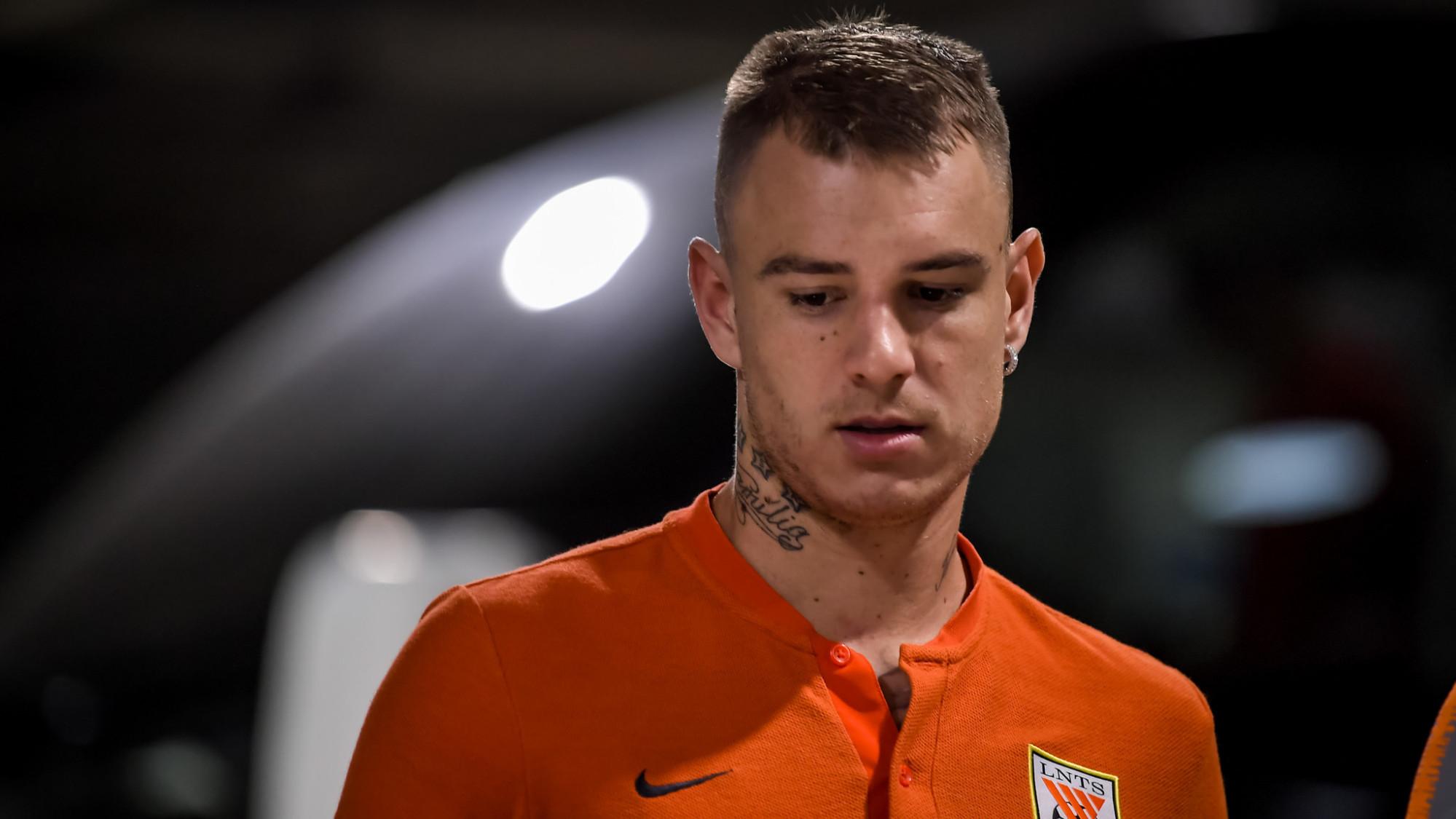 好隆重！一人成主客队海报主人公，球迷：这场比赛怎么踢才好呢？