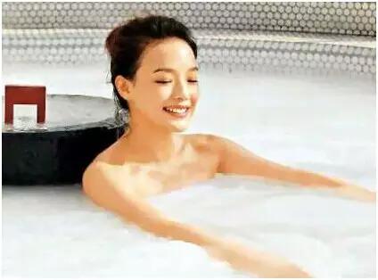 明星泡温泉,42岁女明星泡温泉