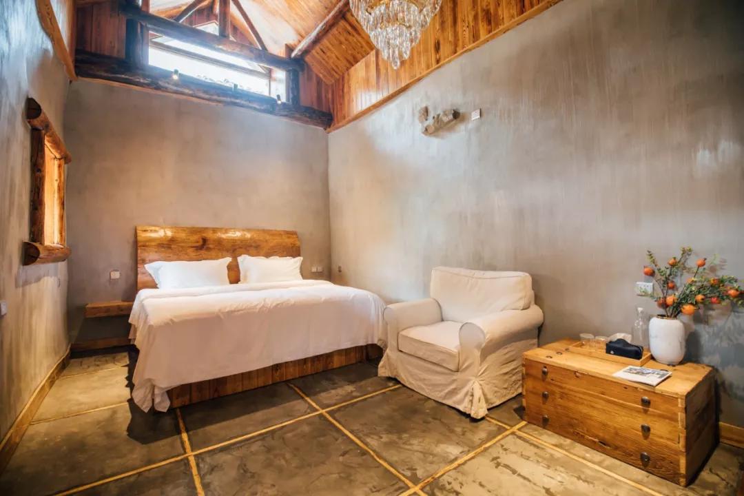 神仙眷侣辞掉高薪工作，爆改废弃山谷，造无边恒温泡池，全景树屋