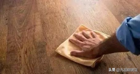 发泡胶打在地板下面地板起鼓,地板上面铺的木地板鼓了怎么处理