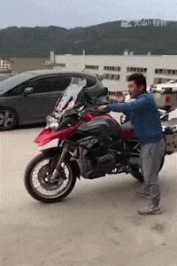 搞笑动态小短腿图,搞笑动图gif骑自行车