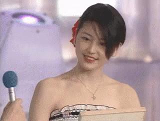 12岁腿长超出相框，因畸形审美被喷到息影，如今纯欲人设全网叫好