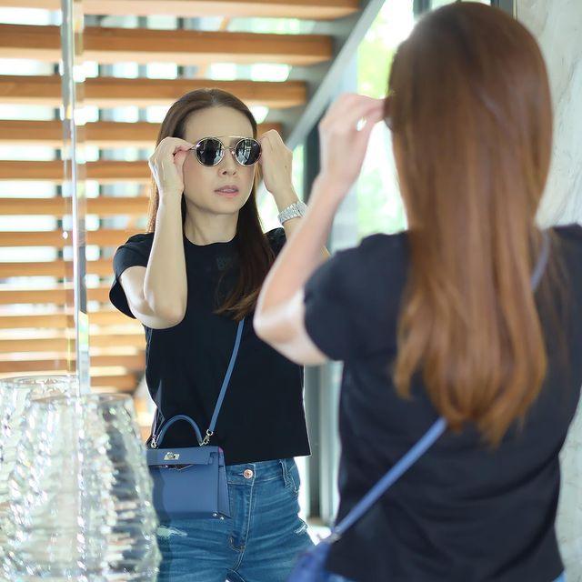 华裔富婆伍伦盼，穿荧光绿背心减龄，背35万爱马仕有夏日气息