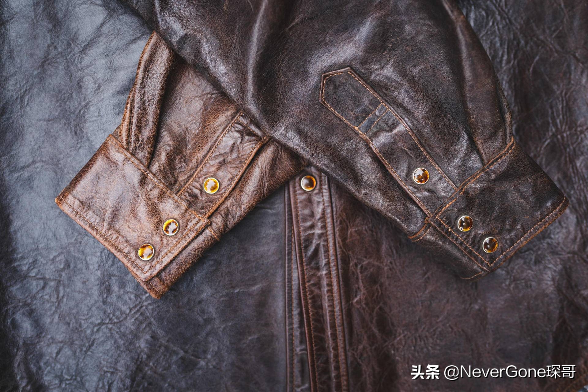 一件灰衬衫,一件美特斯邦威衬衫