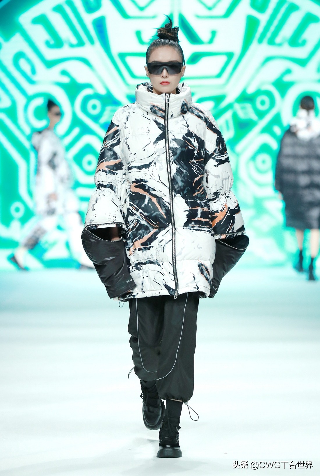 亦帛时尚羽绒服是品牌吗,亦帛时尚2021冬羽绒服发布会