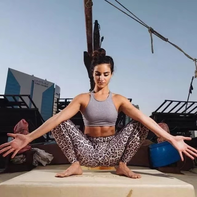 瑜伽亚洲蹲的正确方法,不会亚洲蹲健身房怎么练