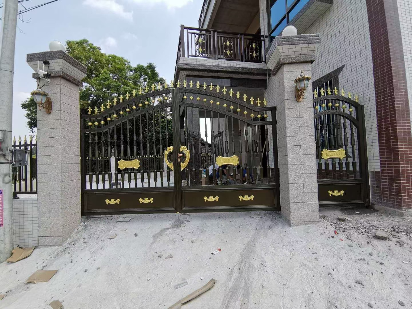 双开铝艺大门安装,双开铝艺大门