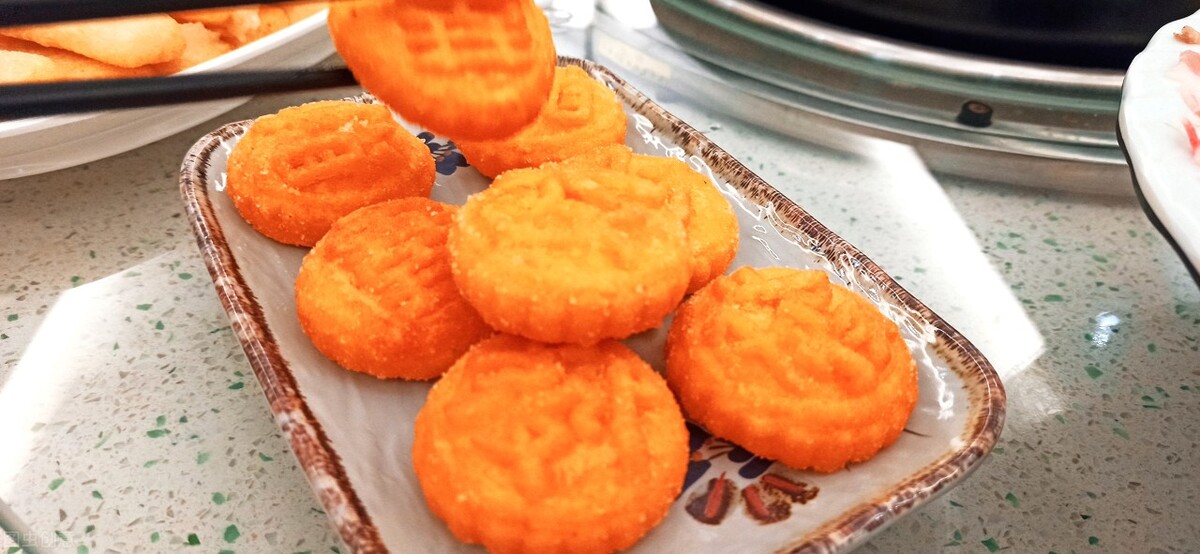 软糯香甜的南瓜饼超简单,好吃的南瓜饼老人孩子都抢着吃