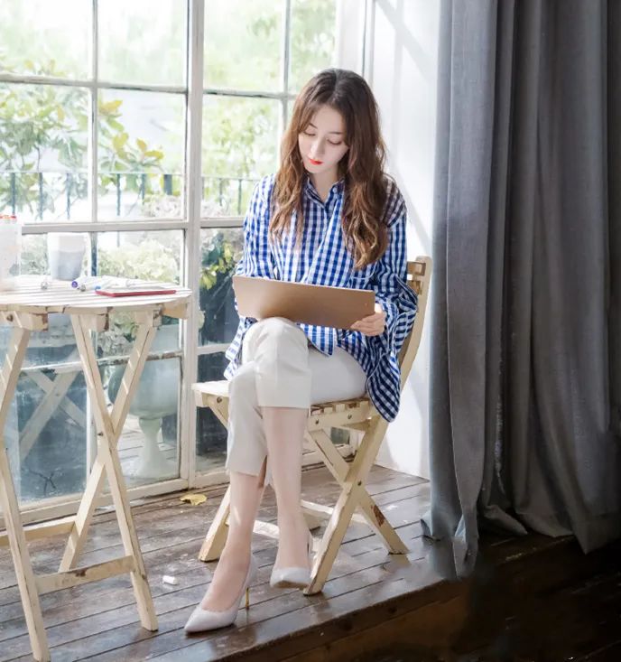 聪明女人都选低领毛衣,衣袖太长怎么穿更好看