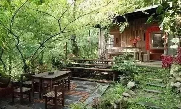 背倚青山是什么意思,背倚青山面朝绿水下一句