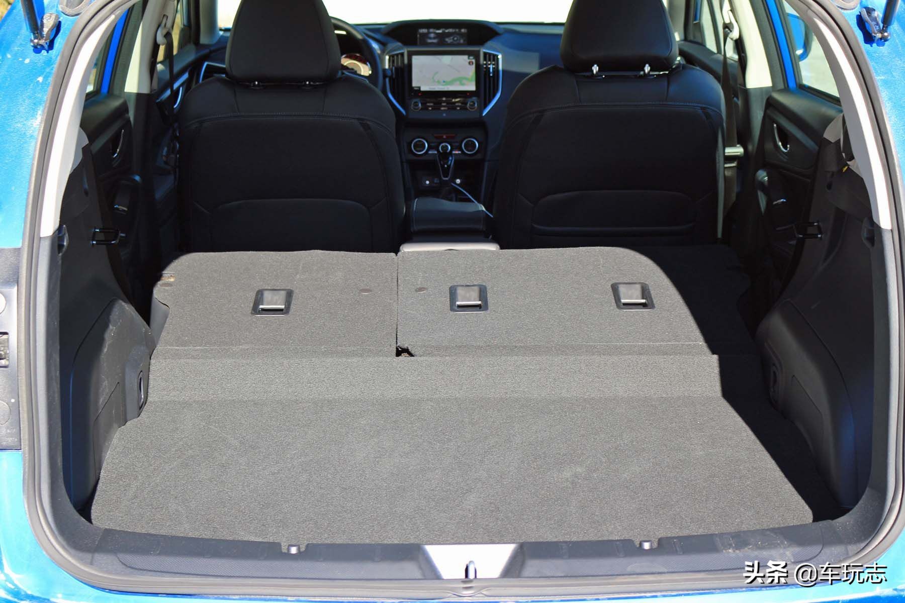 偶遇最新款斯巴鲁翼豹,2021款斯巴鲁翼豹两厢小钢炮