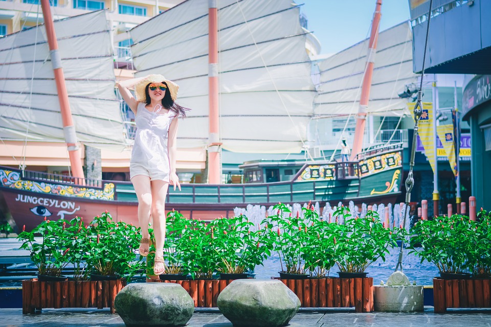 小说：眼看小伙就要下水成功，溜之大吉，菊花处突然传来一阵凉意