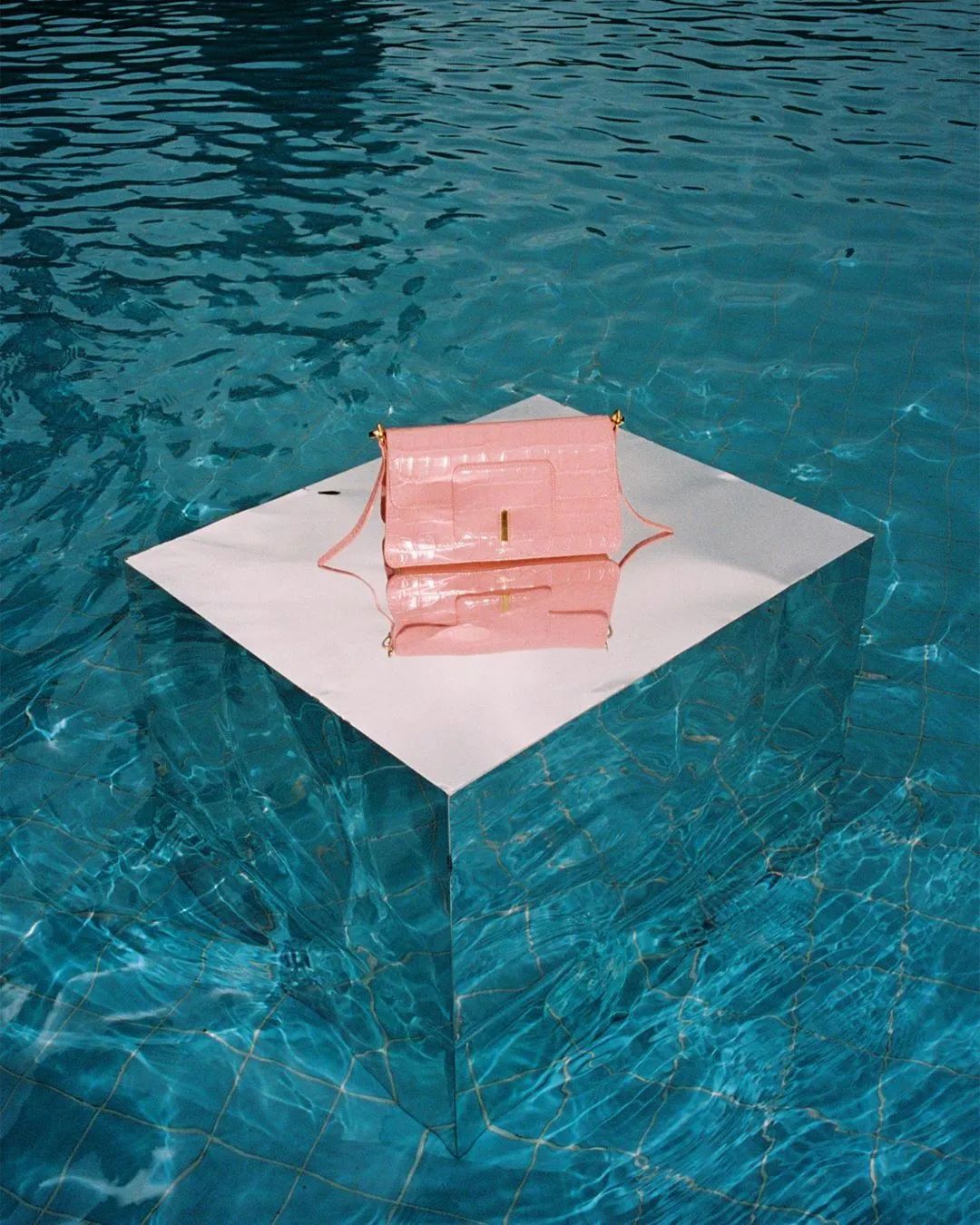 纵然每年流行的都不一样,有这样一个趋势——鳄鱼压纹