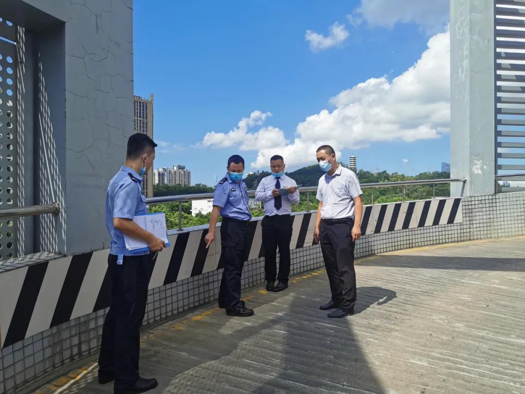 停车场被交警锁定,违法停车行为被记录请立即撤离