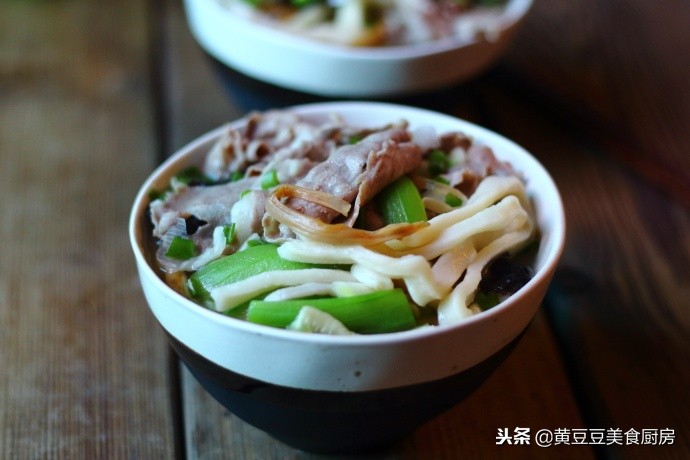 做手擀面用不用醒面,做手擀面里面需要加鸡蛋吗