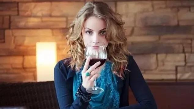 最新广告推荐文案怎么写,创意文案广告投放