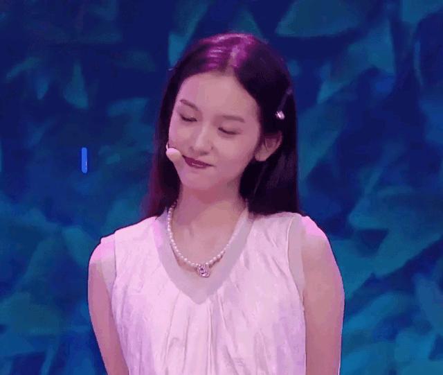 黄明昊超有梗集锦,黄明昊翟潇闻张颜齐同框