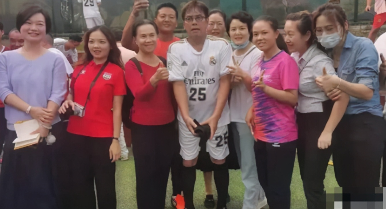 70岁谭咏麟踢球,七十几岁谭咏麟上球场