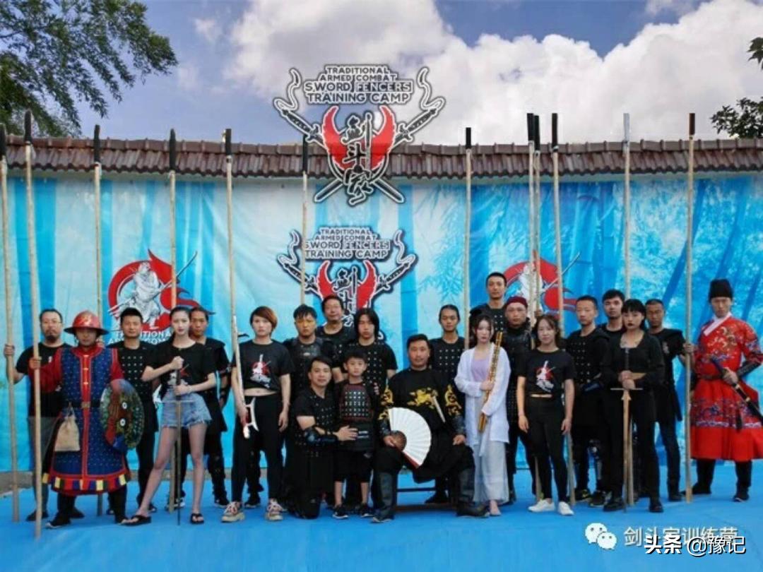 篮球场上小个子球员,篮球场上的矮子