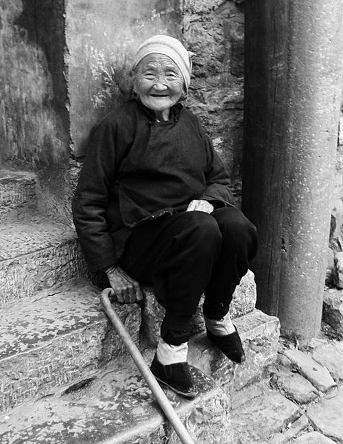 缠脚老奶，如今不再