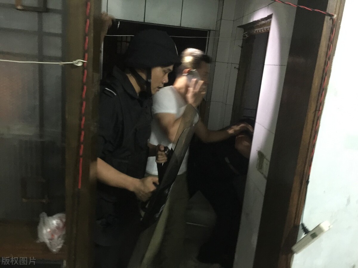 警察在抓捕过程中遇到嫌疑人会功夫怎么办？