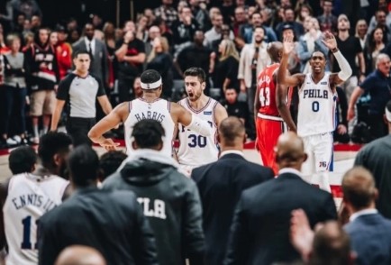 奇兵投进神奇三分,76人造天大逆袭,这样的王者之师怎能不爱