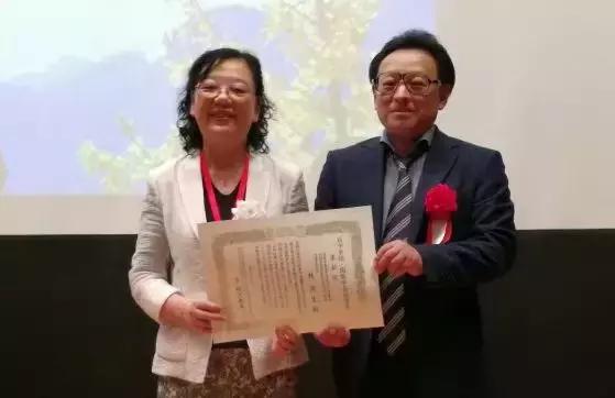 她贡献大,所以研究她