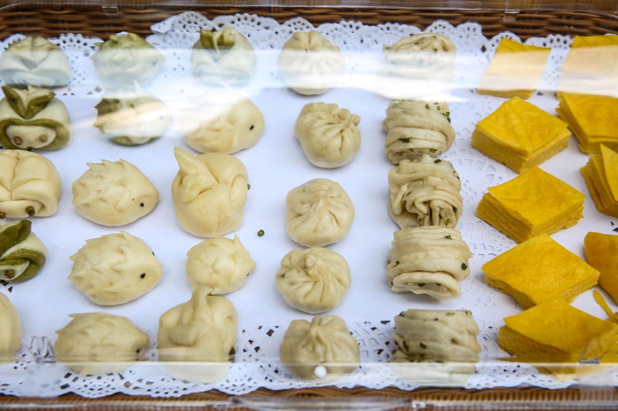 花三小学生展示“十八般武艺”下厨做饭给父母吃