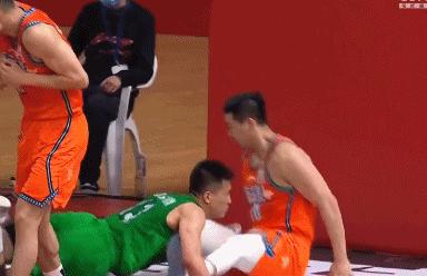 继伟绝平3分后辽篮替补席的狂欢,继伟集锦