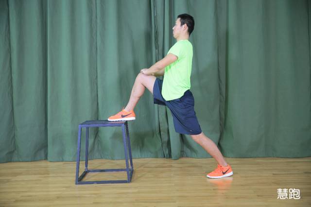 小臂拉伸细节,跳绳热身拉伸动作细节