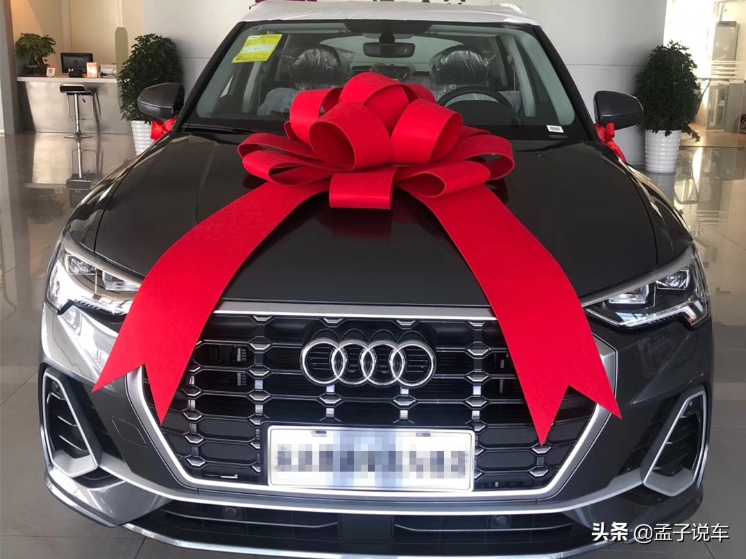 奥迪q31.4t油耗多少钱一公里,2022款奥迪q3时尚致雅白色提车